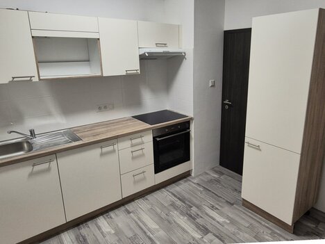 Nabízíme Vám moderní́ bydlení v srdci přírody – pronájem nového bytu 2+1 s nadstandardní terasou.