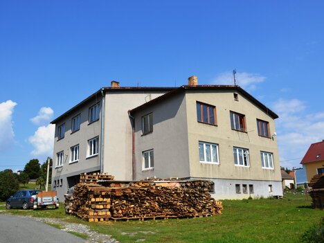 Pronájem prostorného bytu 3+1, 70 m² – Dráchov, společná zahrada, parkování u domu