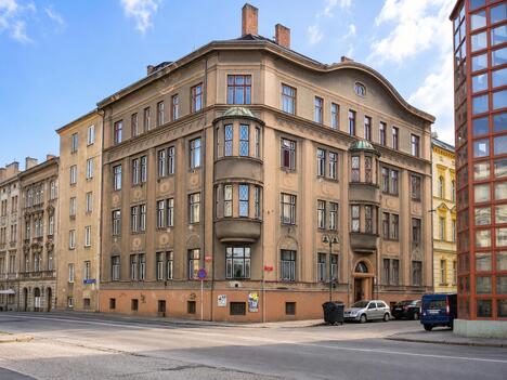 Prostorný byt 3+1, 93 m² + vlastní sklep 12 m² – centrum Českých Budějovic