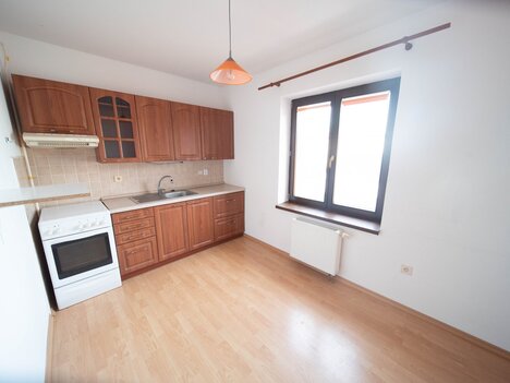 Hledáte klid a centrum zároveň? Byt 1+1 ve vile hned u náměstí!